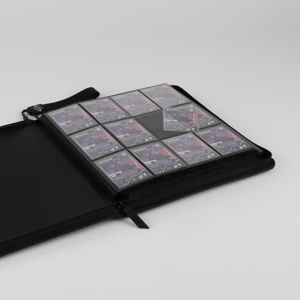 ZipBinder 480, geöffnet mit 4×3 seitlich geladenen Karten von Raw2Rare.