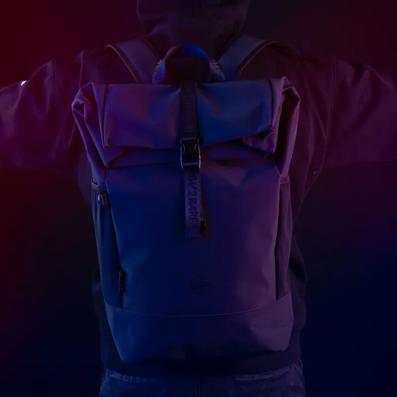 rolltop-backpack-black-lifestyle-darkmode_800x800