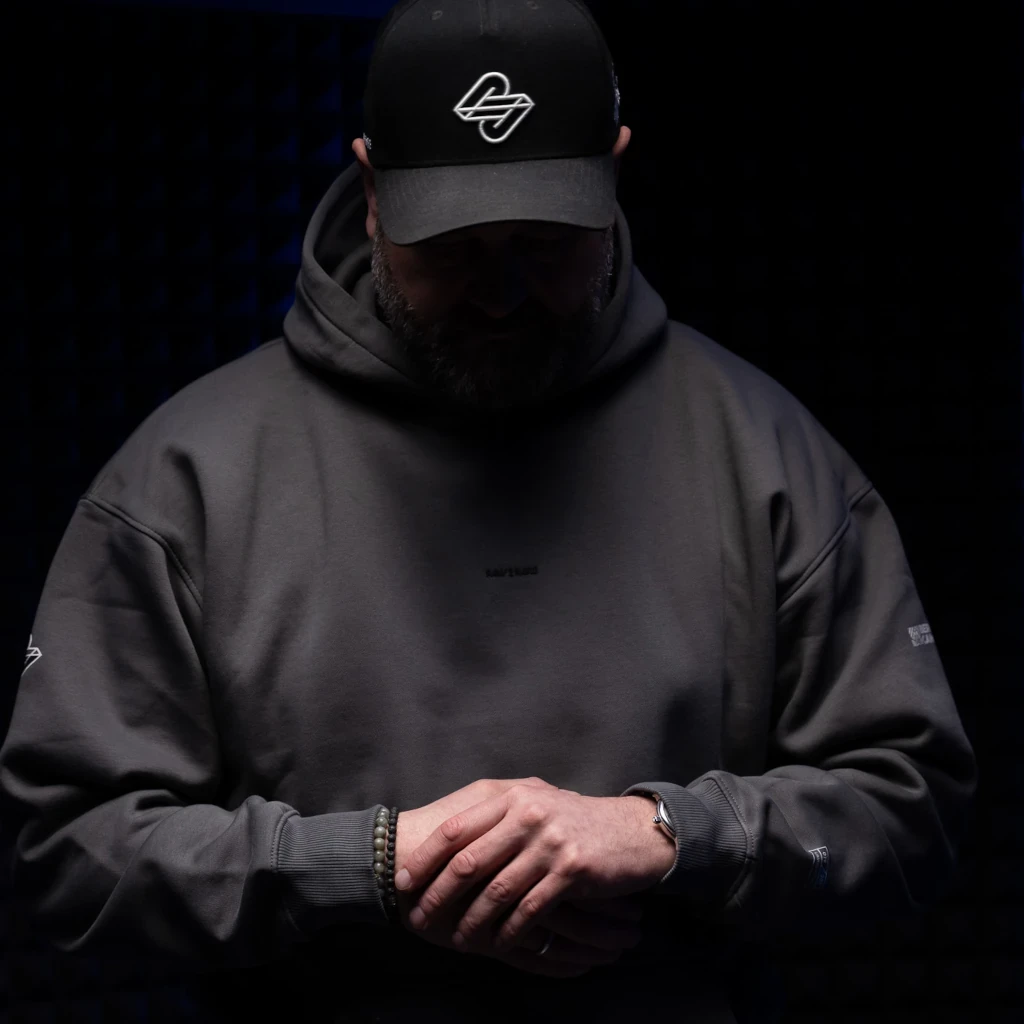 Berlin Cardshow Hoodie angezogen