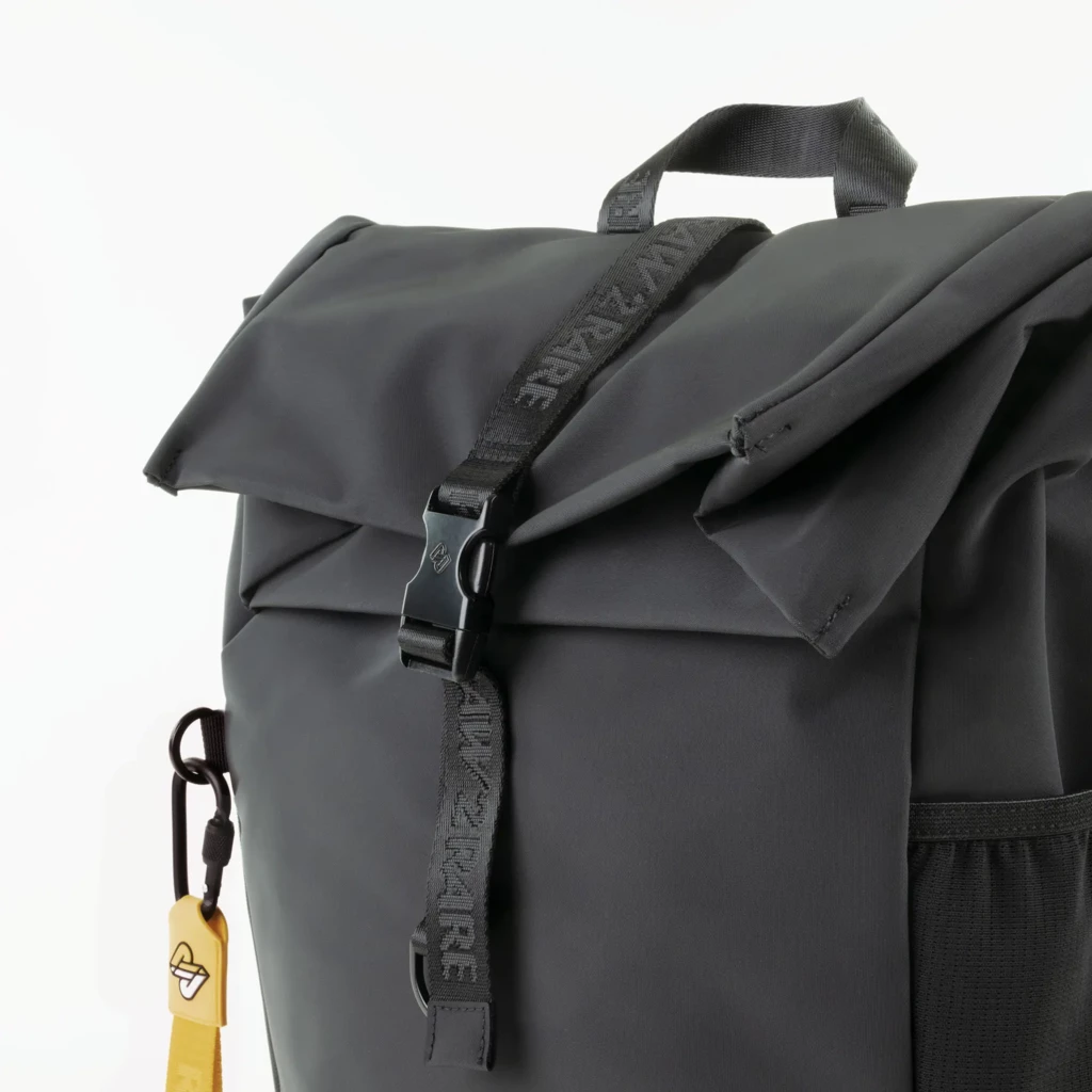 Schwarzer Raw2Rare Rolltop Backpack, Detailaufnahme des oberen bereichs.