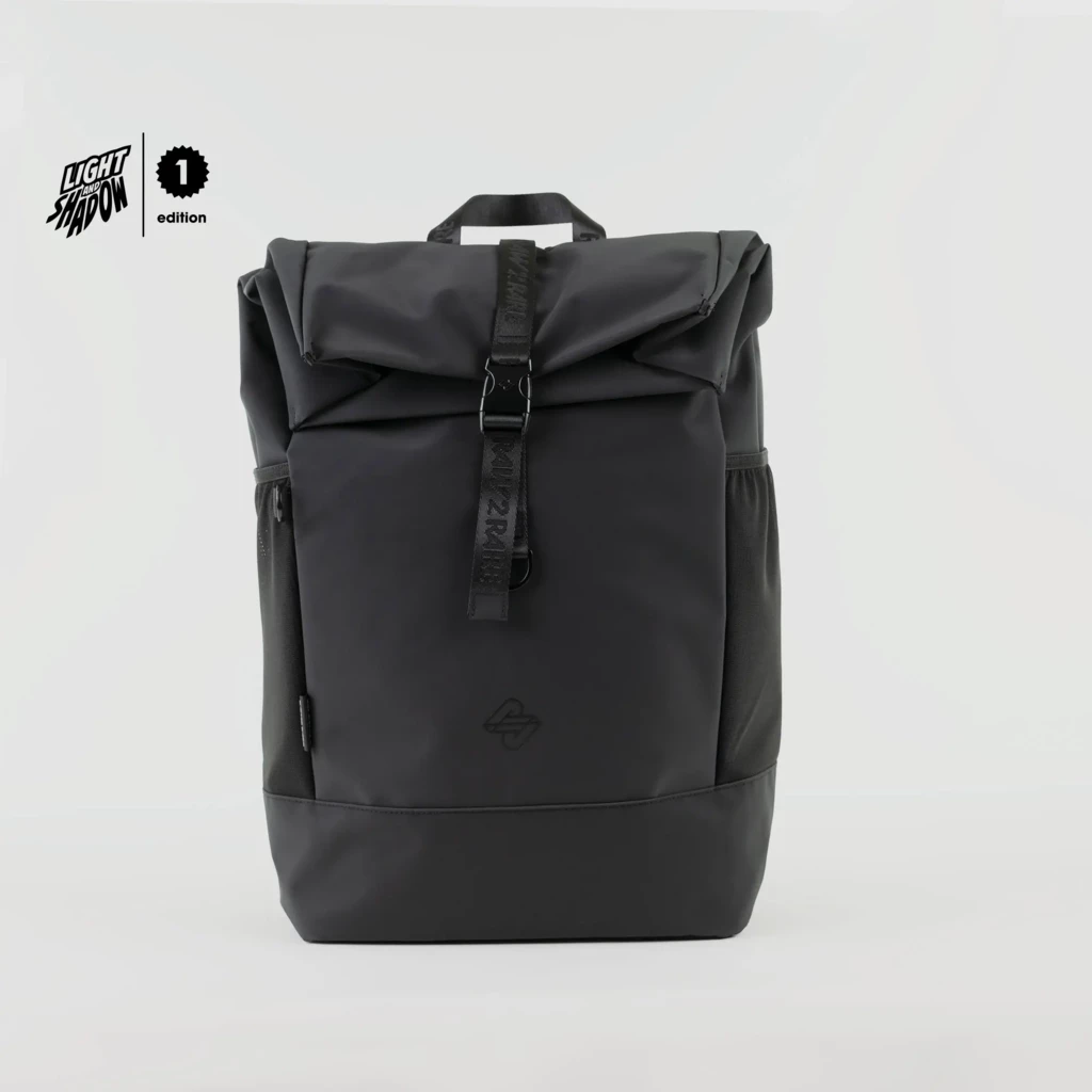 Schwarzer Raw2Rare Rolltop Backpack, Rückansicht.