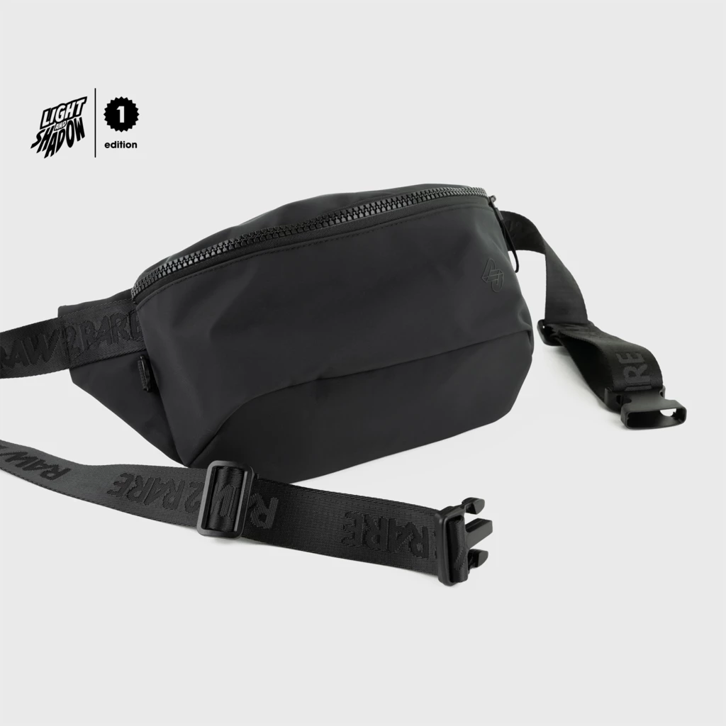 Schwarze Raw2Rare Crossbody Bag in der Frontansicht.