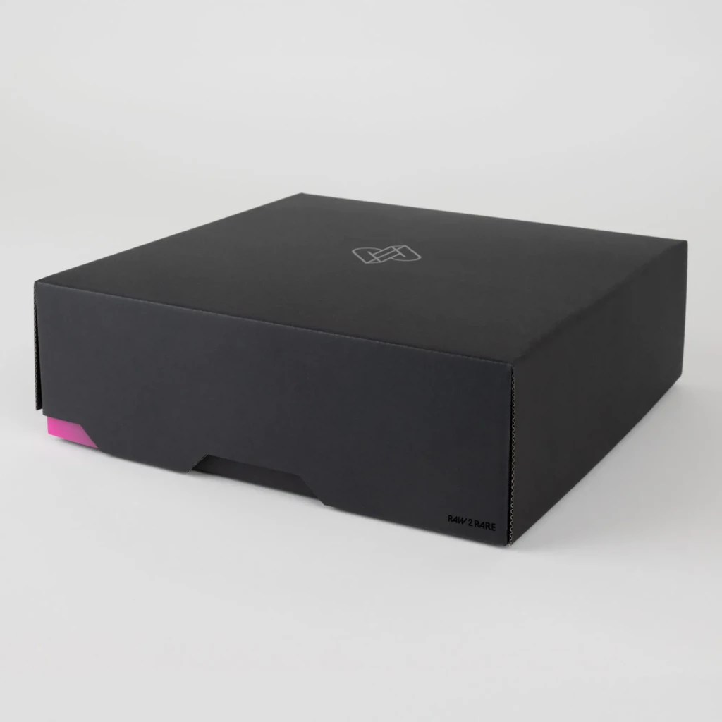 Raw2Rare Card Storage Box 3800 in Schwarz mit pinker Kantenmarkierung