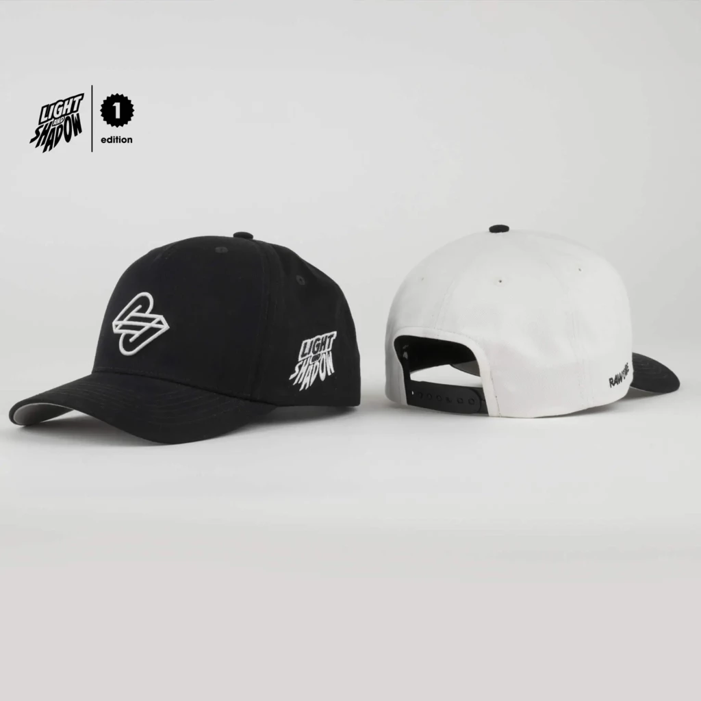Schwarze Cap wird von vorne präsentiert