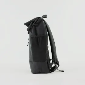 Raw2Rare Rolltop Backpack in Schwarz – Seitenansicht links mit gepolsterten Schultergurten