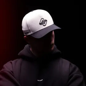 Model trägt die RAW2RARE Cap Light & Shadow Ivory im Mood-Setting mit schwarzem Visor