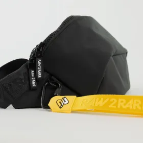 Raw2Rare Crossbody Bag in Schwarz mit angebrachtem gelbem 2Hook Zubehör