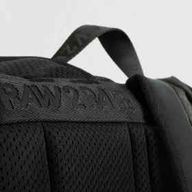 Detailaufnahme des oberen Griffs mit RAW2RARE Branding am Rolltop Backpack in Schwarz