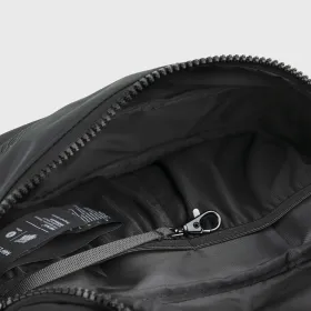 Innenansicht der RAW2RARE Crossbody Bag in Schwarz mit Reißverschlussfach und Schlüsselclip