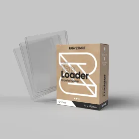 Raw2Rare TopLoader Standard – kristallklare Kartenhülle aus Hart-PVC mit Verpackung und transparenten Sleeves im Hintergrund