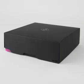 Raw2Rare CardStorageBox3800+ in Schwarz mit sichtbarem pinken Edgemark und geprägtem Logo