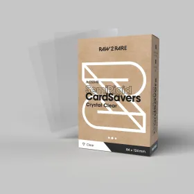 Raw2Rare SemiRigid CardSaver – kristallklare semi-rigide Kartenhülle aus PVC mit Verpackung und transparenten Sleeves im Hintergrund