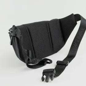 Raw2Rare Crossbody Bag in Schwarz – Rückseite mit gepolsterter Mesh-Struktur und Logo-Gurtband