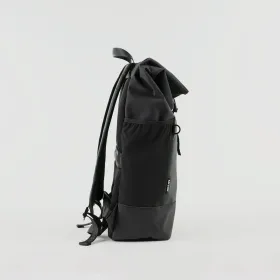 Raw2Rare Rolltop Backpack in Schwarz – Seitenansicht rechts mit elastischer Seitentasche