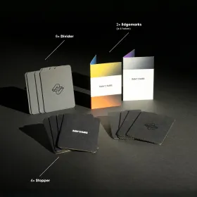 Lieferumfang der Raw2Rare CardStorageBox3800+ mit Dividern, Stoppern und Edgemarks in verschiedenen Farben