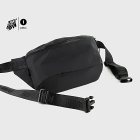 Raw2Rare Crossbody Bag in Schwarz – Frontansicht mit Logo und Reißverschluss