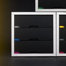 Modulares Raw2Rare CardStorageBox3800+ System gestapelt in weißem Rahmen mit farbigen Edgemarks