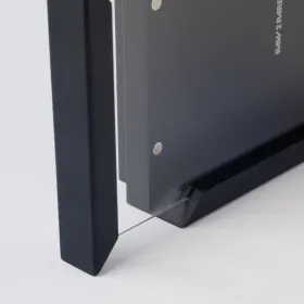 Detailaufnahme des MagFrameOne Cardframes von Raw2Rare mit Magnetverschluss und Acrylglasführung