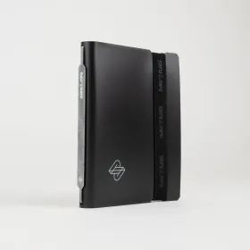 Raw2Rare FlexBinder160 in Schwarz mit elastischem Gurt und Logo auf dem Cover – kompakter Kartenordner für bis zu 160 Trading Cards