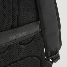 Raw2Rare Rolltop Backpack in Schwarz – Detail der gepolsterten Rückenpartie mit Branding
