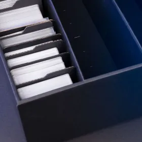 Detailaufnahme der Raw2Rare CardStorageBox3800+ mit sortierten Trading Cards und schwarzen Divider