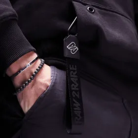 Raw2Rare 2Hook Black – am Hoodie getragen, stylisches Accessoire mit Karabiner und Rubber-Badge