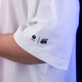 Raw2Rare White Tee 1st Edition – Detailaufnahme des Rubberprints am Ärmel mit Light & Shadow und Edition-Markierung