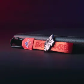 Raw2Rare 2Hook Red – befestigt am ZipBinder aus der Light & Shadow Edition 1, kombiniert mit Light&Shadow-Pin