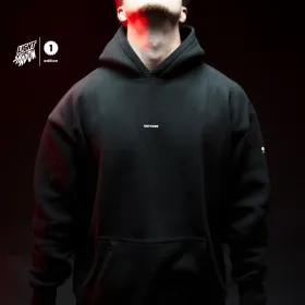 Raw2Rare First Edition Hoodie in Frontansicht, schwarzer Oversize-Hoodie mit minimalistischem Brust-Rubberprint und roter Lichtkante
