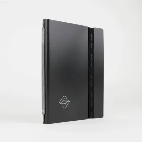 Hero-Shot des Raw2Rare FlexBinder360 mit schwarzem Cover und markantem Logo