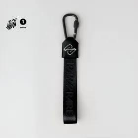 Raw2Rare 2Hook Black – Nylonstrap mit Karabiner und Rubber-Badge aus der Light & Shadow Edition 1