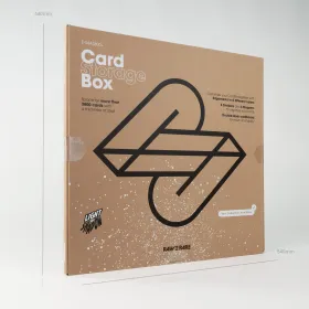 Raw2Rare CardStorageBox3800+ Verpackung mit großem Logo und Light & Shadow Edition Design in braunem Karton