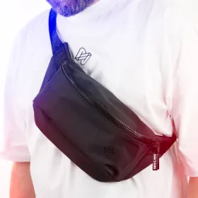 Raw2Rare Crossbody Bag in Schwarz – getragen im hellmodus mit blau-rotem Licht