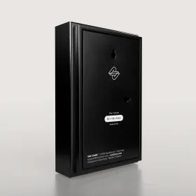 Rückseite des MagFrameOne Cardframes mit Aufhängeösen und technischen Angaben